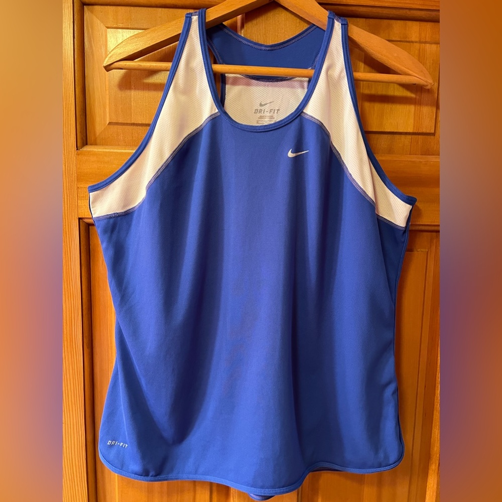Flattering athletic Nike Dri-Fit reflective detail Tank, XL